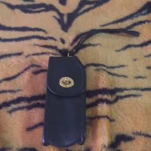 Wristlet no tear there is wear color Black